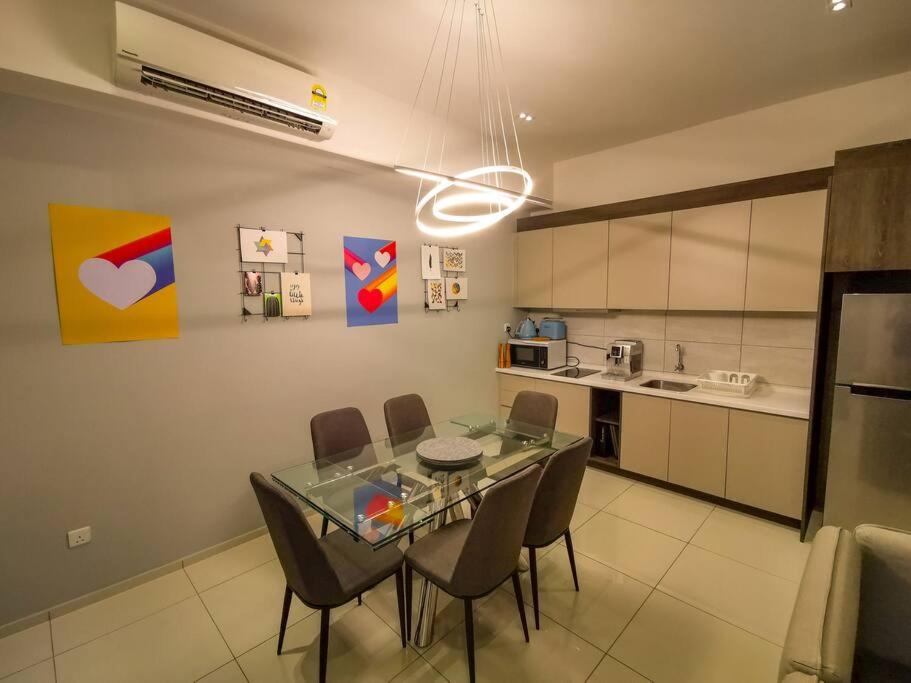 Feel like home 3BR Duplex Melina at The Robertson