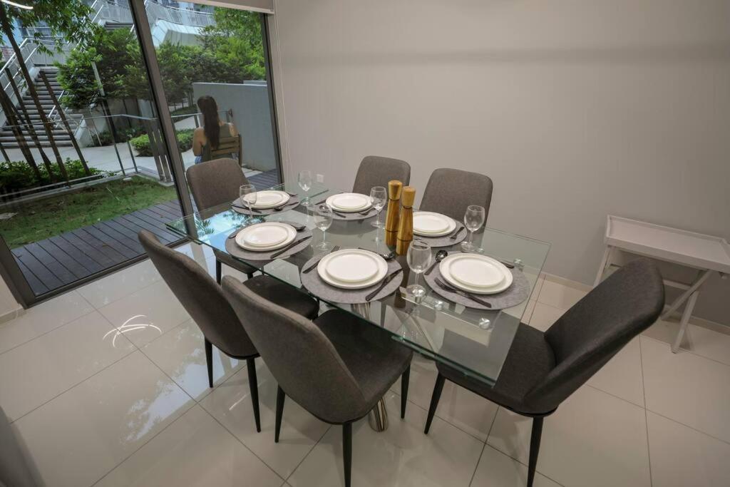 Feel like home 3BR Duplex Melina at The Robertson