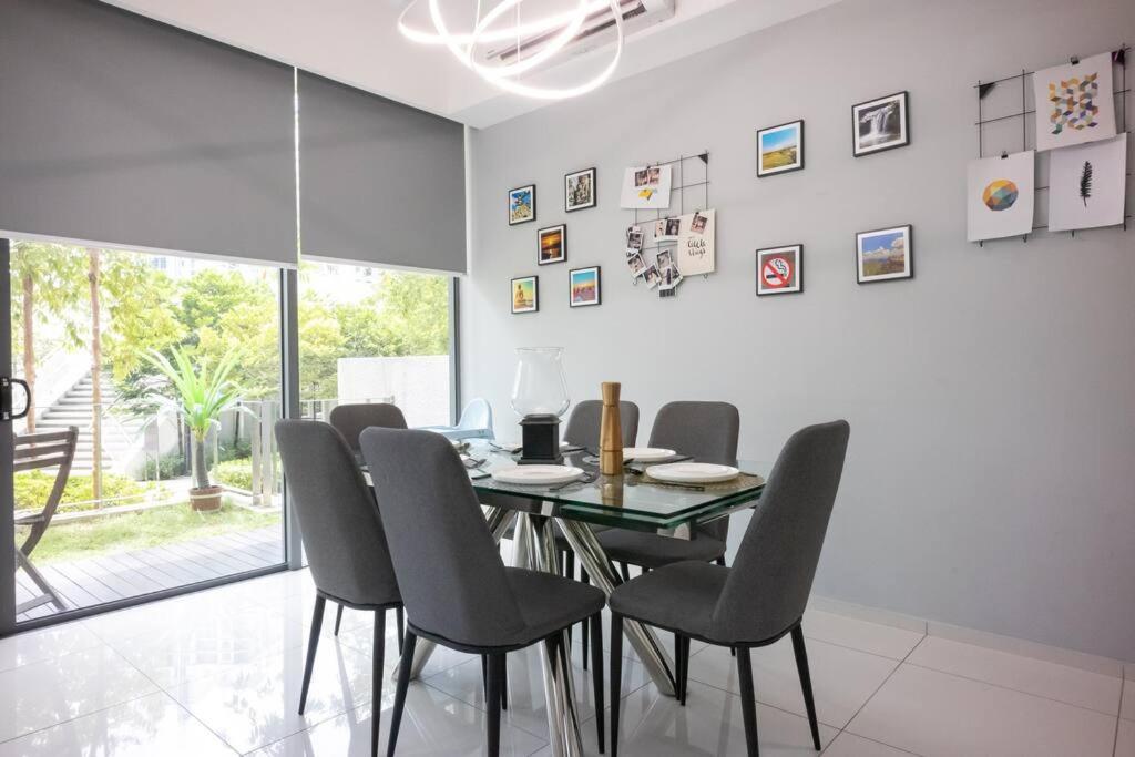 Feel like home 3BR Duplex Melina at The Robertson