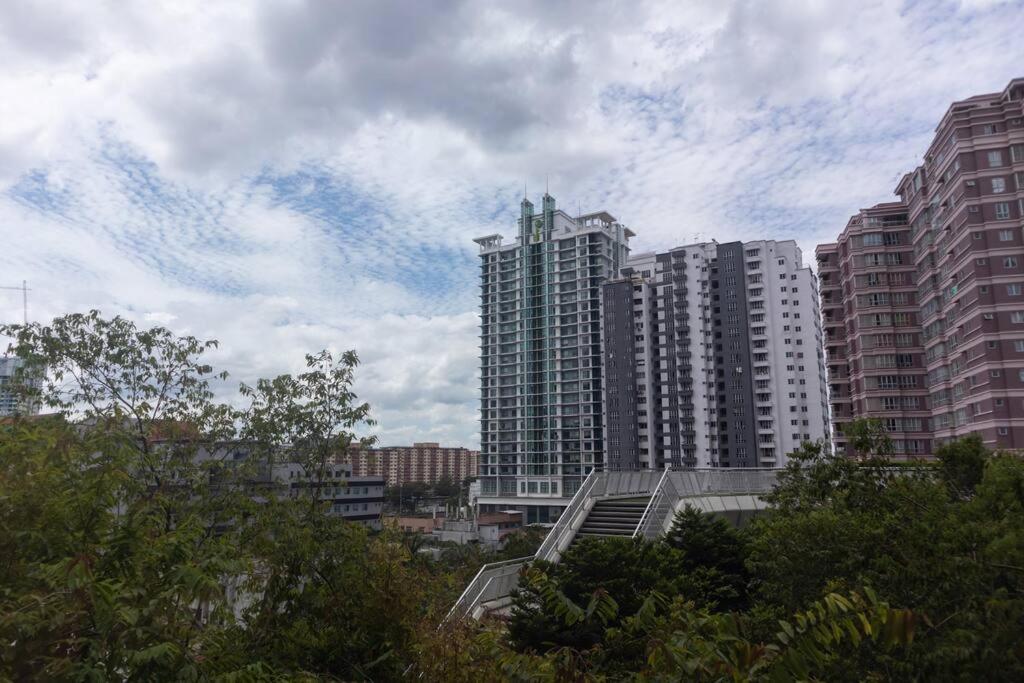 Feel like home 3BR Duplex Melina at The Robertson