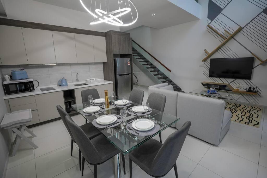 Feel like home 3BR Duplex Melina at The Robertson
