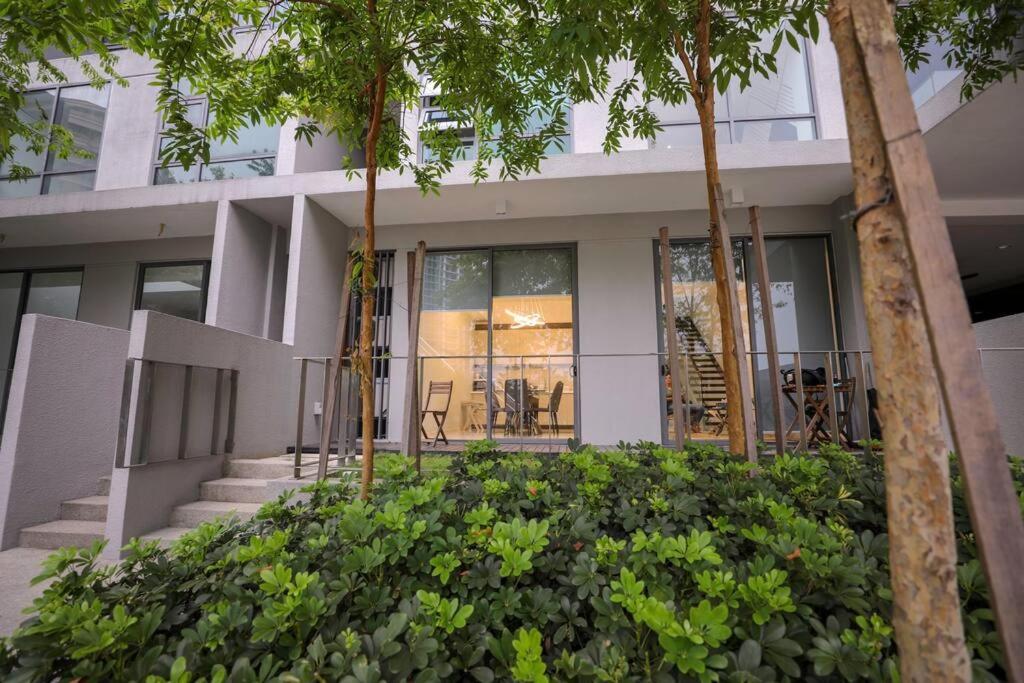 Feel like home 3BR Duplex Melina at The Robertson