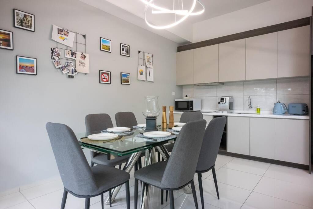 Feel like home 3BR Duplex Melina at The Robertson
