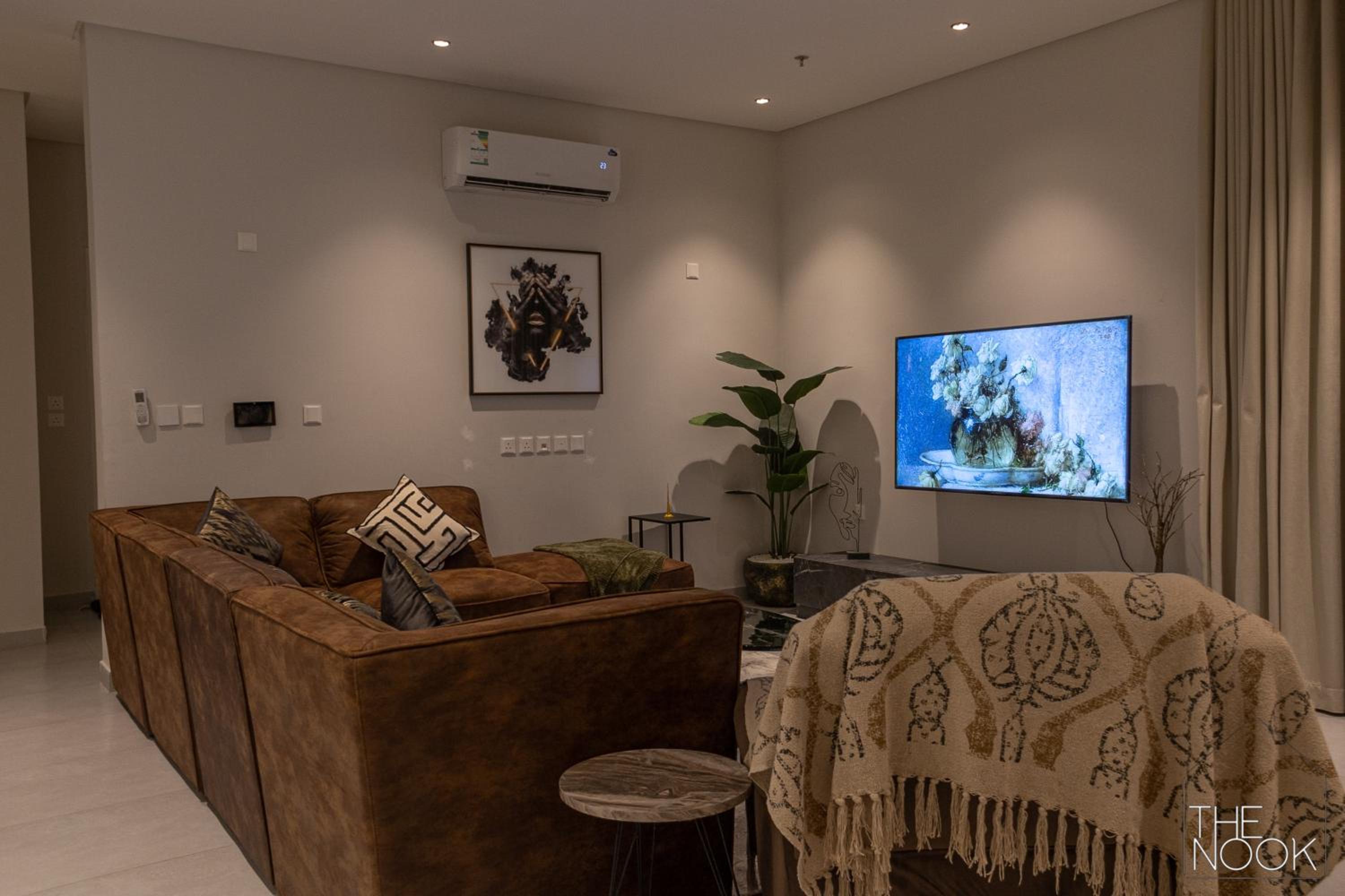 luxury 3BR Condo Near the Boulevard
