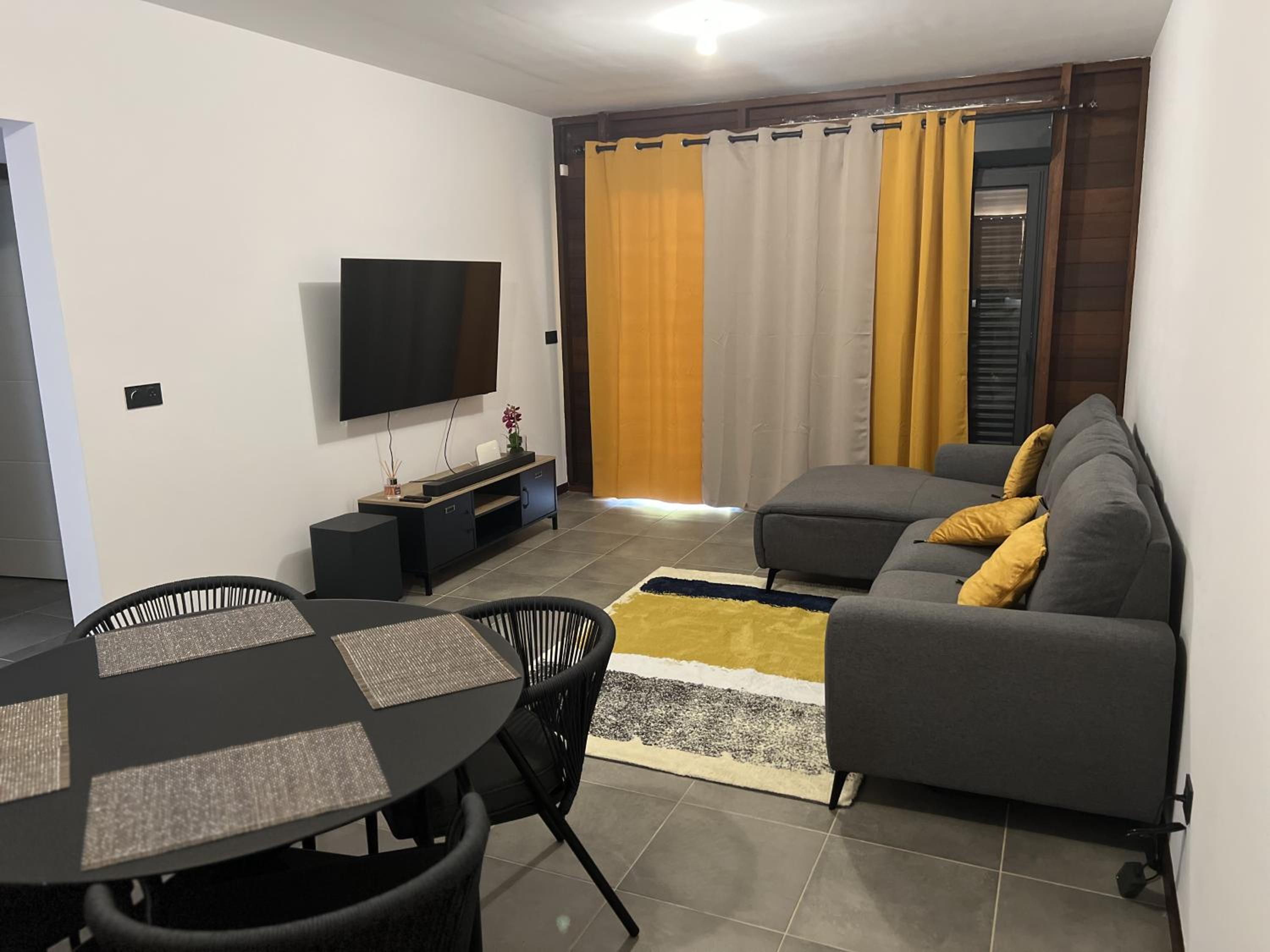 APPARTEMENT T3 COSY et PAISIBLE avec JARDIN à REMIRE-MONTJOLY view 2
