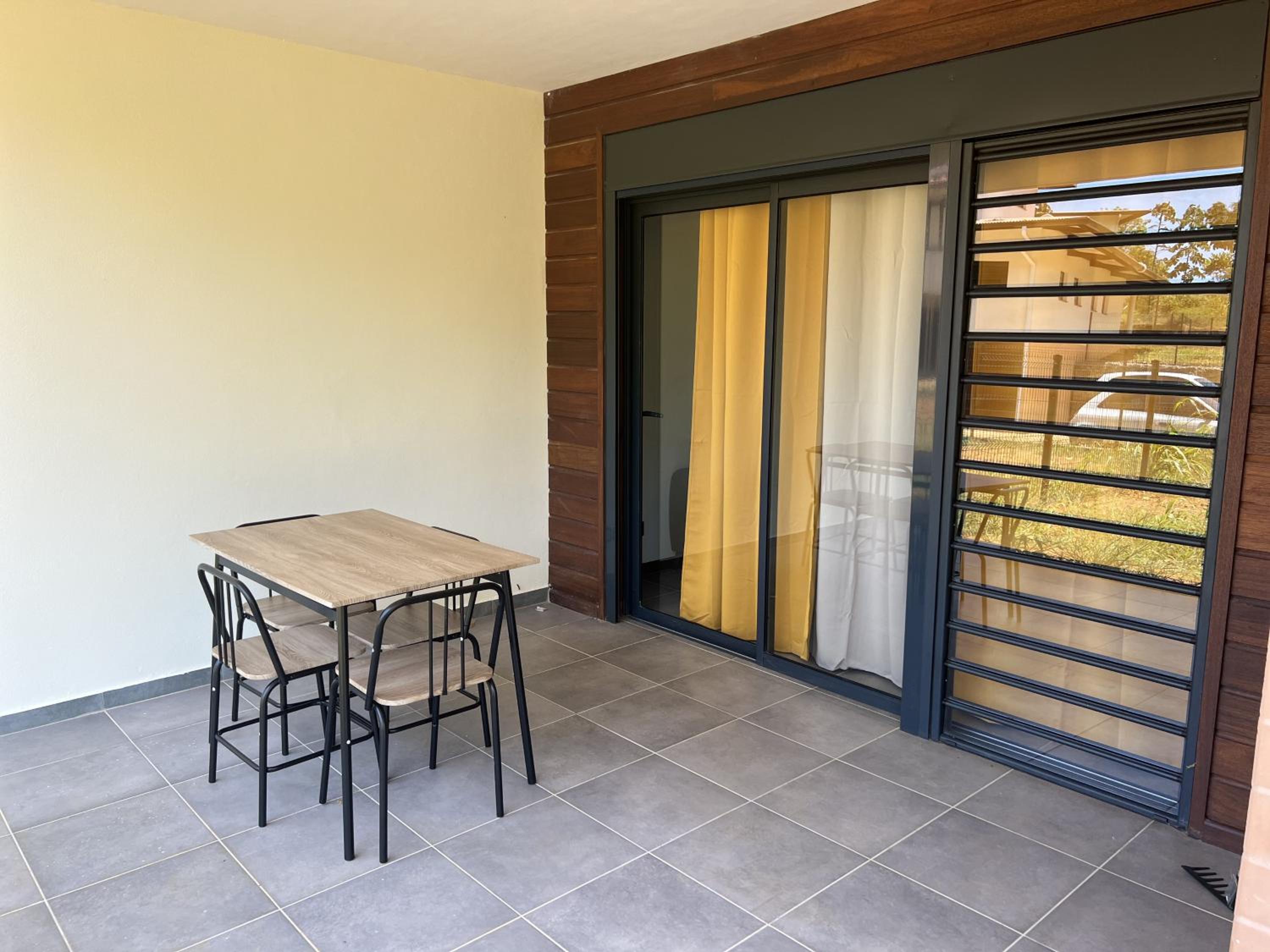 APPARTEMENT T3 COSY et PAISIBLE avec JARDIN à REMIRE-MONTJOLY view 4