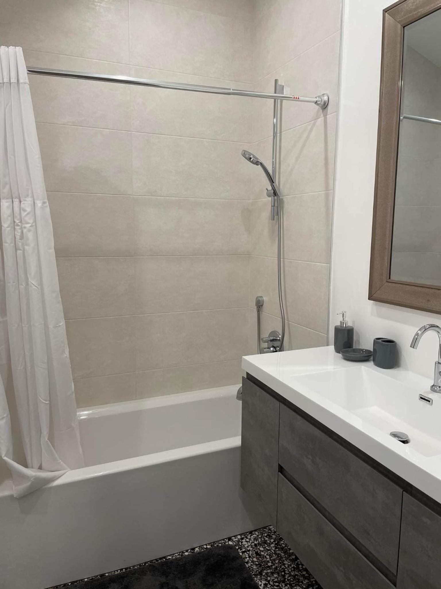 Los Angeles Vacations - Gated private house with own parking Sherman Oaks - Property Image 1