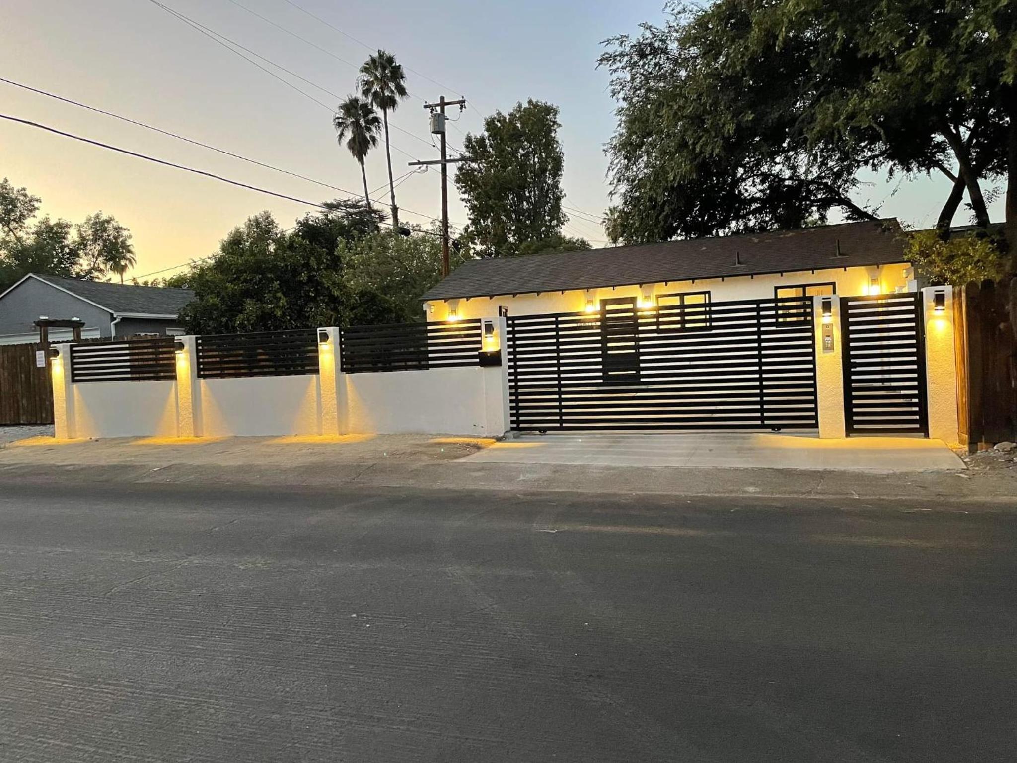 Los Angeles Vacations - Gated private house with own parking Sherman Oaks - Property Image 17