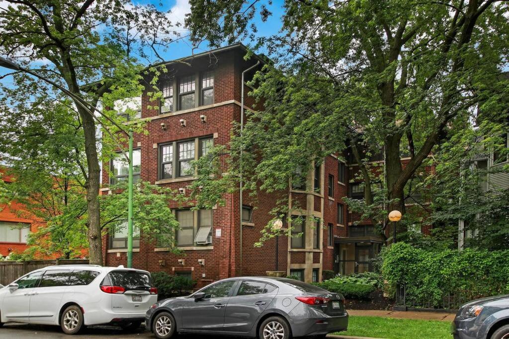 Charming 3BR Chicago Apt in Prime Location view 3