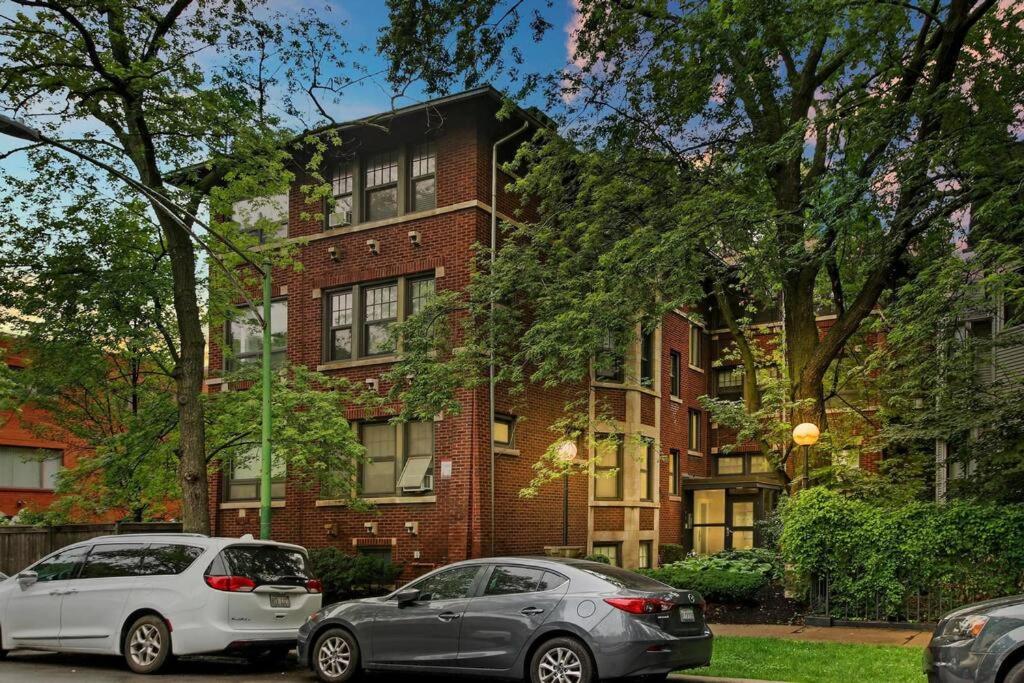 Charming 3BR Chicago Apt in Prime Location view 2