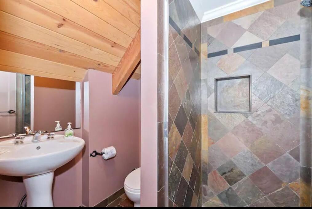 Arrowhead Lake Cabin pool table stunning views