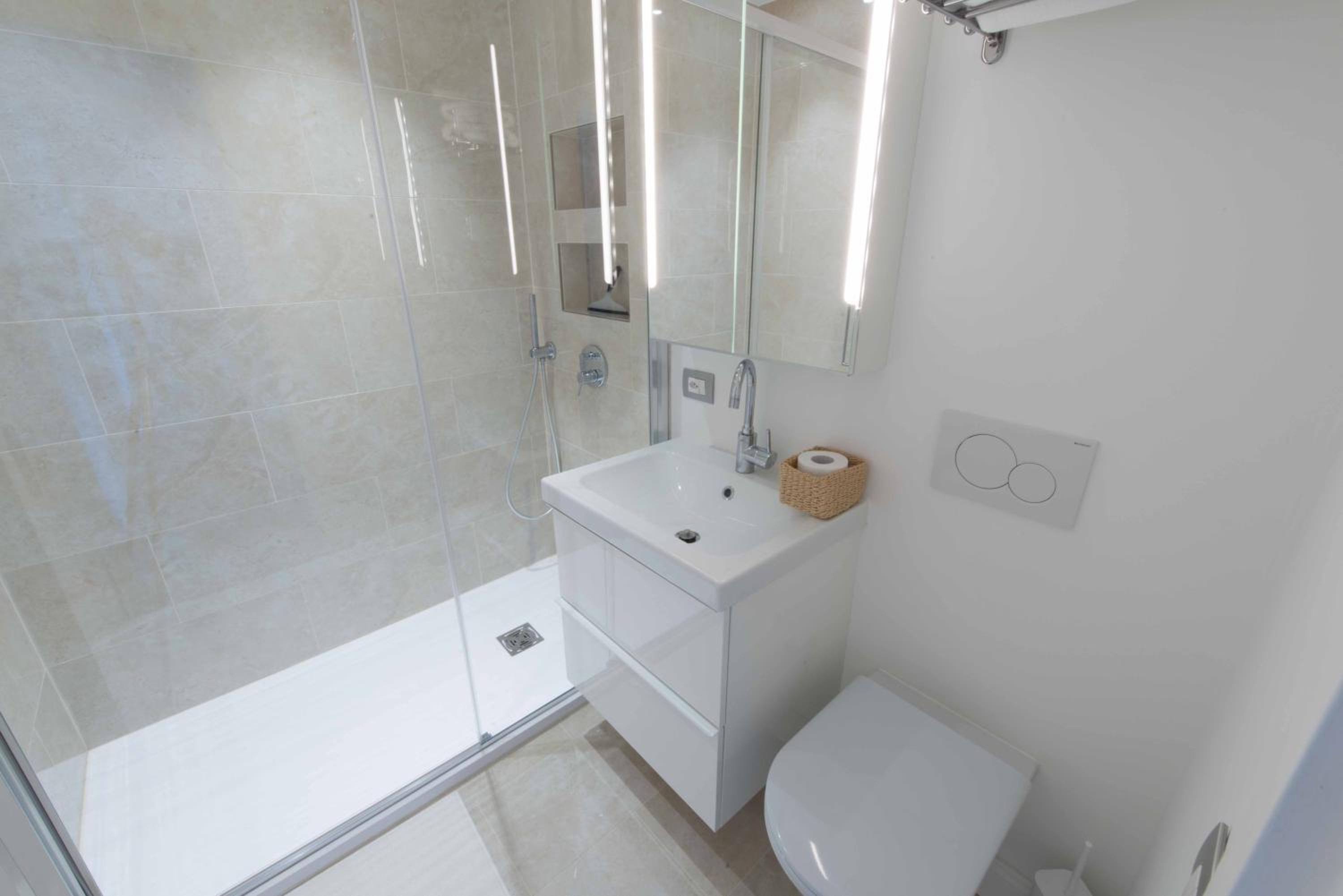 Lakeview Panorama Penthouse with Washer & Dryer view 3
