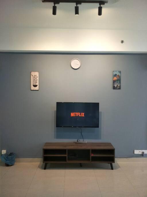 Studio 2-4pax/2mins LRT/Netflix/YSW Homes photo 5