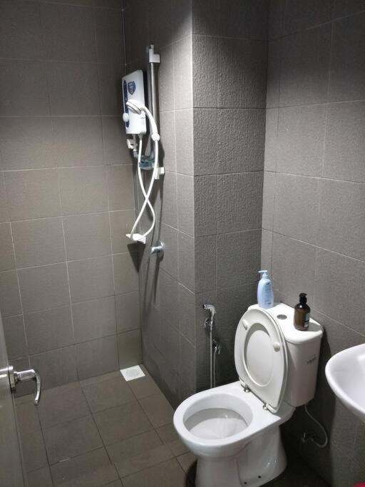 Studio 2-4pax/2mins LRT/Netflix/YSW Homes view 2