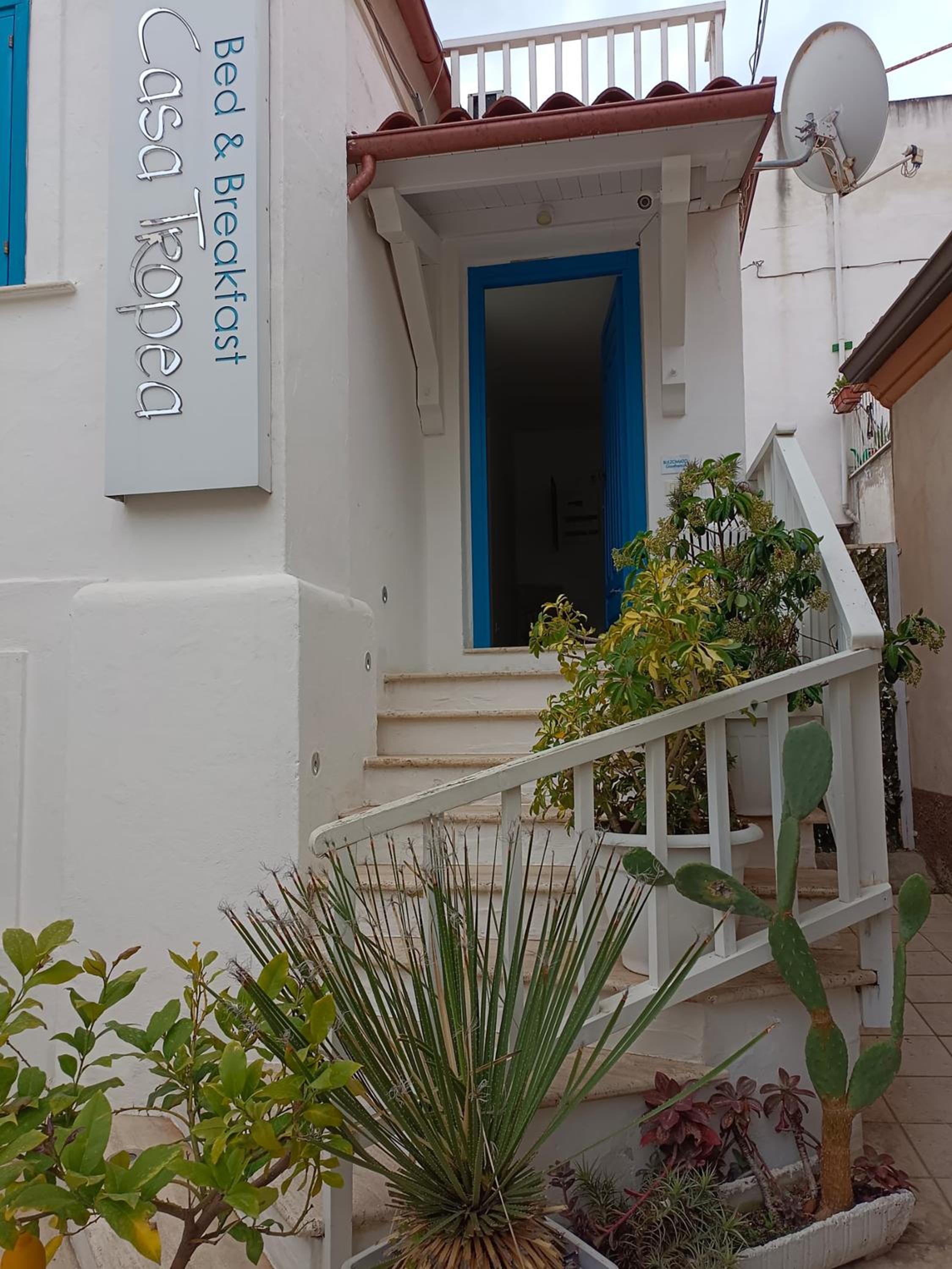 Double room, air conditioning, bathroom, in the center of Tropea Calabria n6752 photo 3