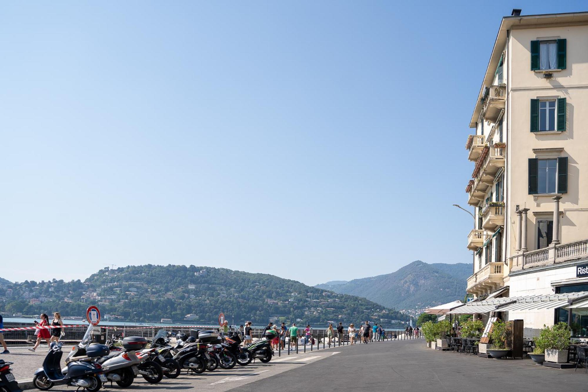 Appartamento esclusivo fronte lago, in centro a Como con garage view 4