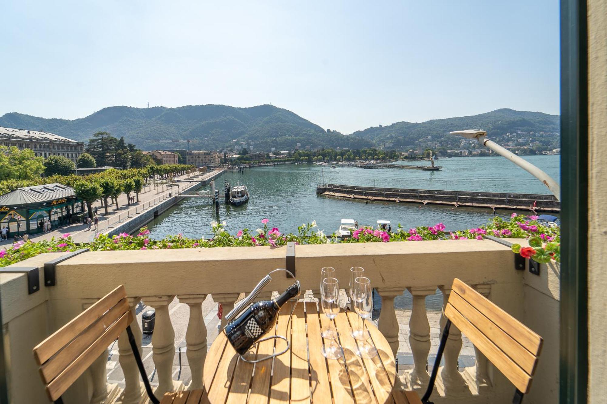 Appartamento esclusivo fronte lago, in centro a Como con garage view 3