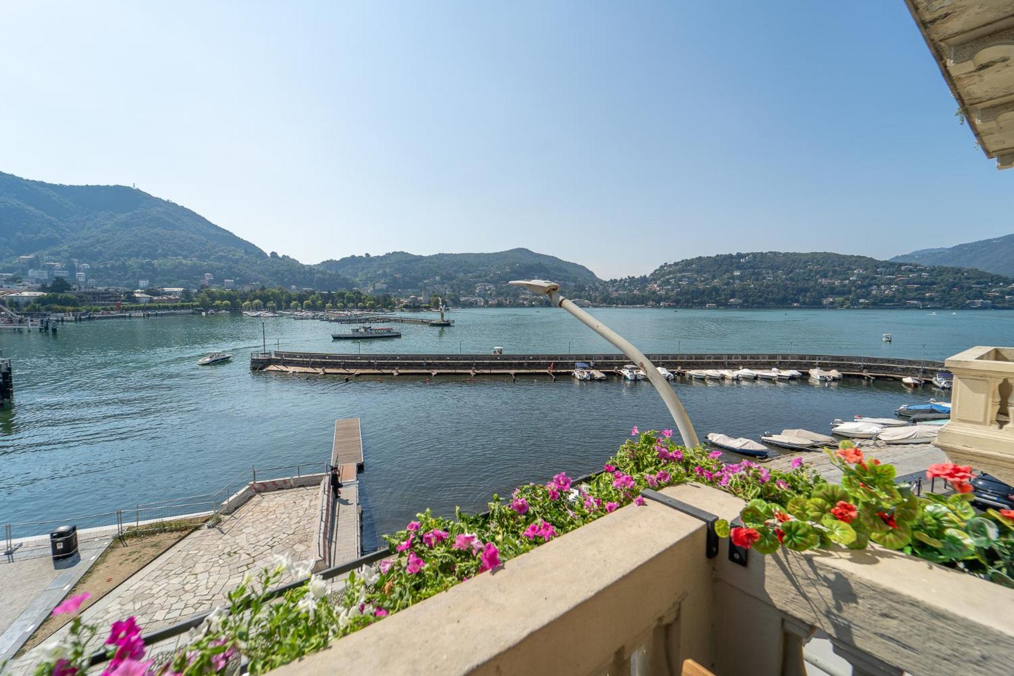 Appartamento esclusivo fronte lago, in centro a Como con garage view 2
