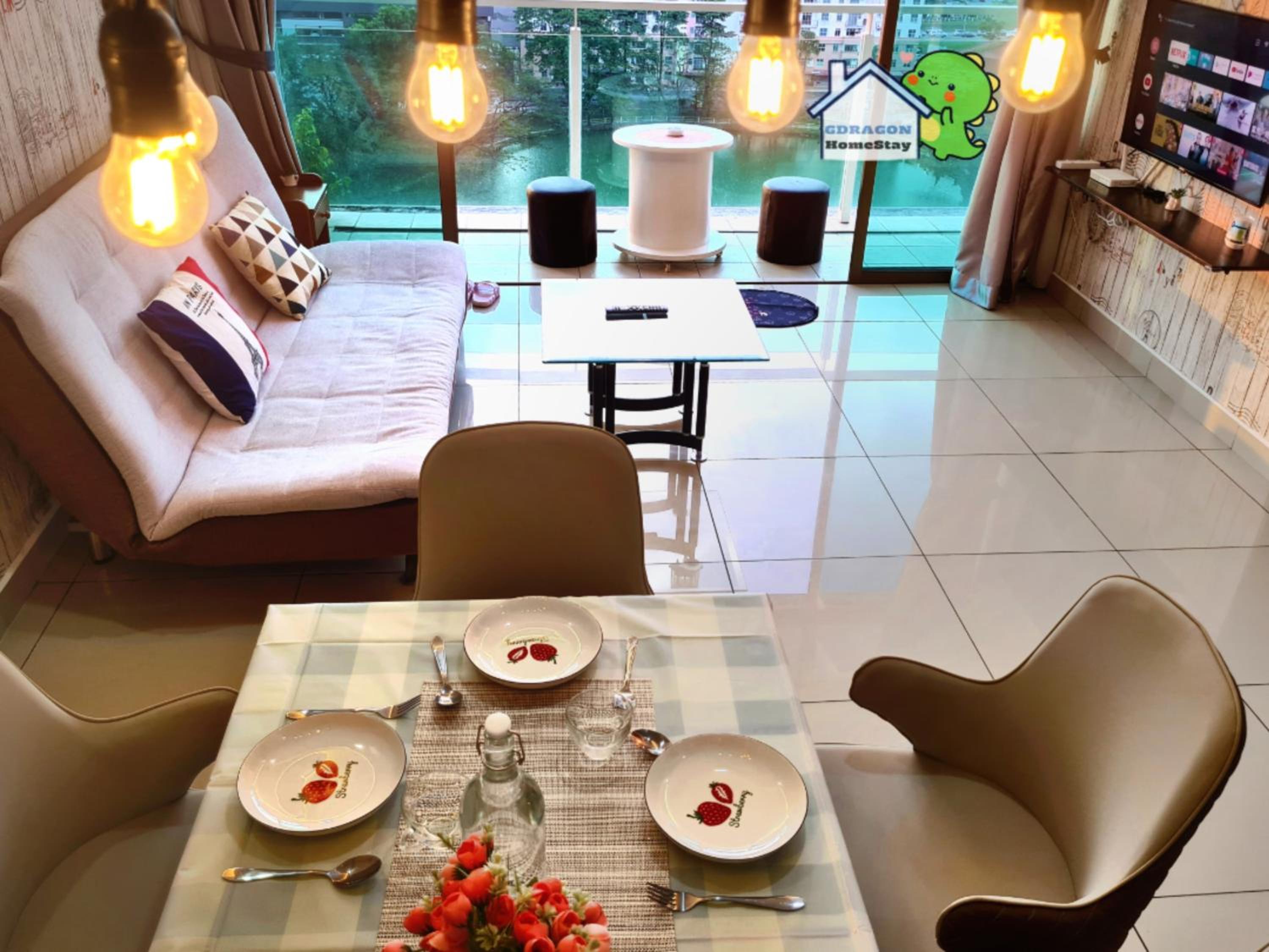 Palazio 3 bedroom balcony lake view high floor by GDRAGON HomeStay