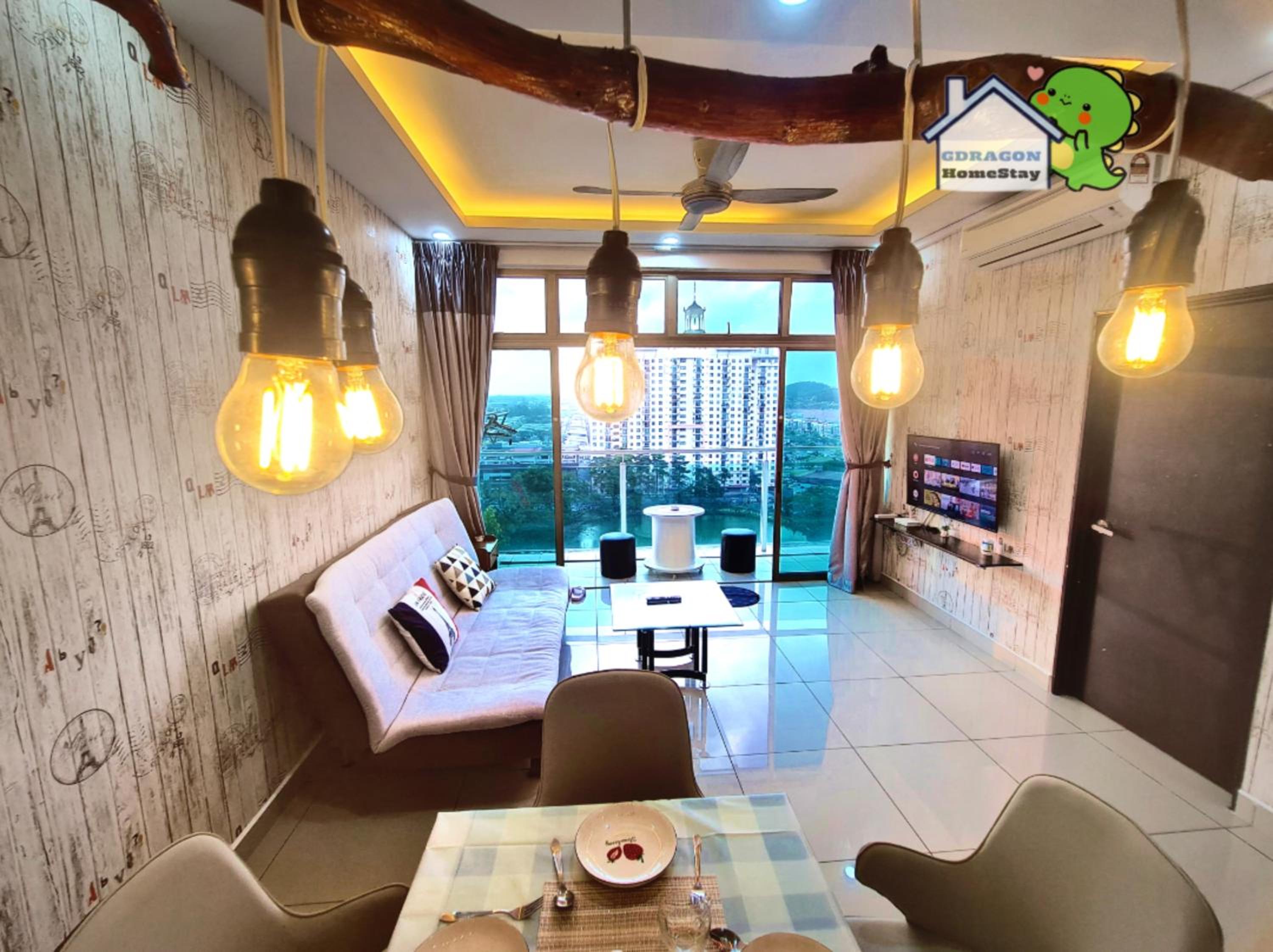 Palazio 3 bedroom balcony lake view high floor by GDRAGON HomeStay
