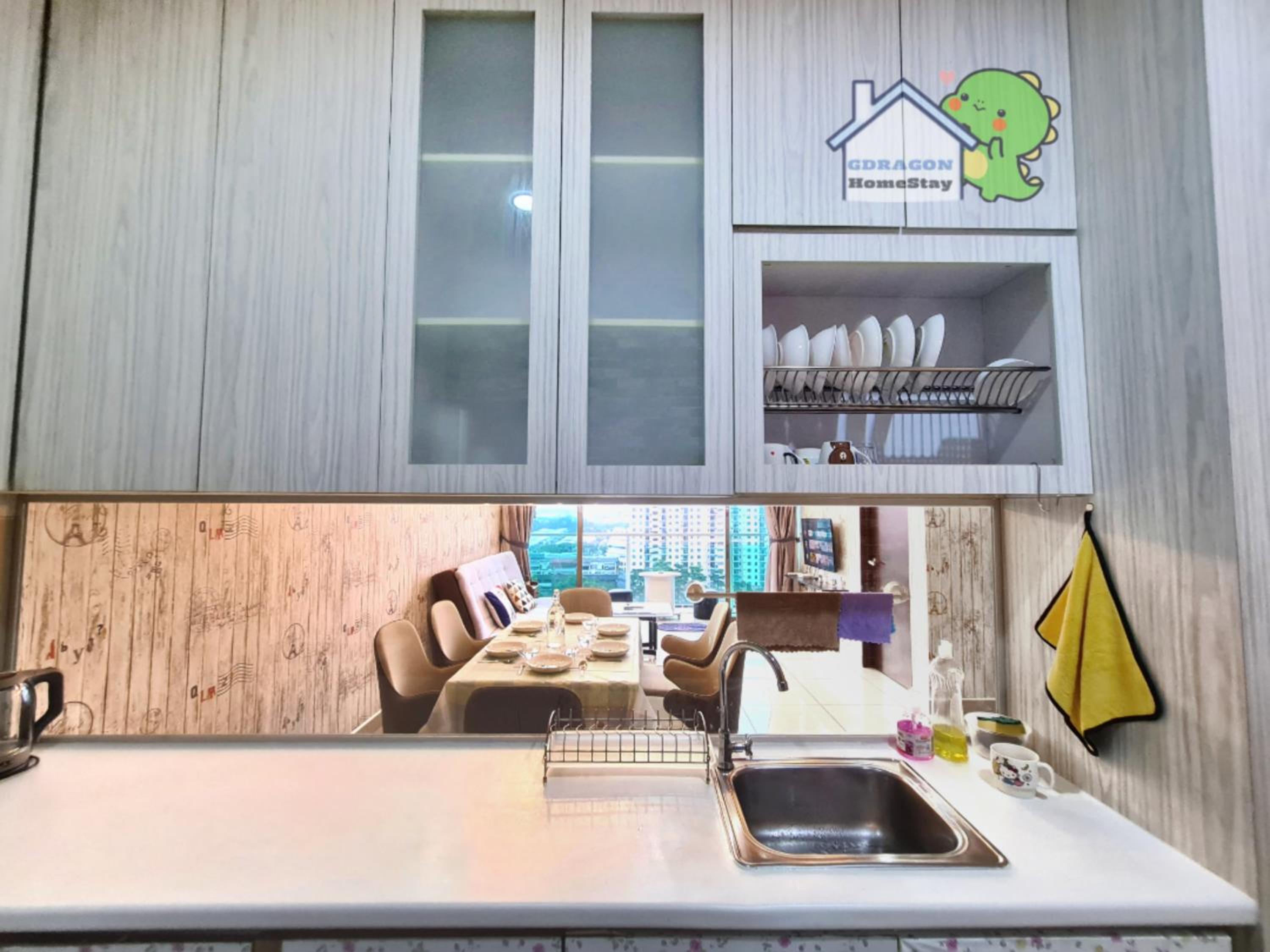 Palazio 3 bedroom balcony lake view high floor by GDRAGON HomeStay