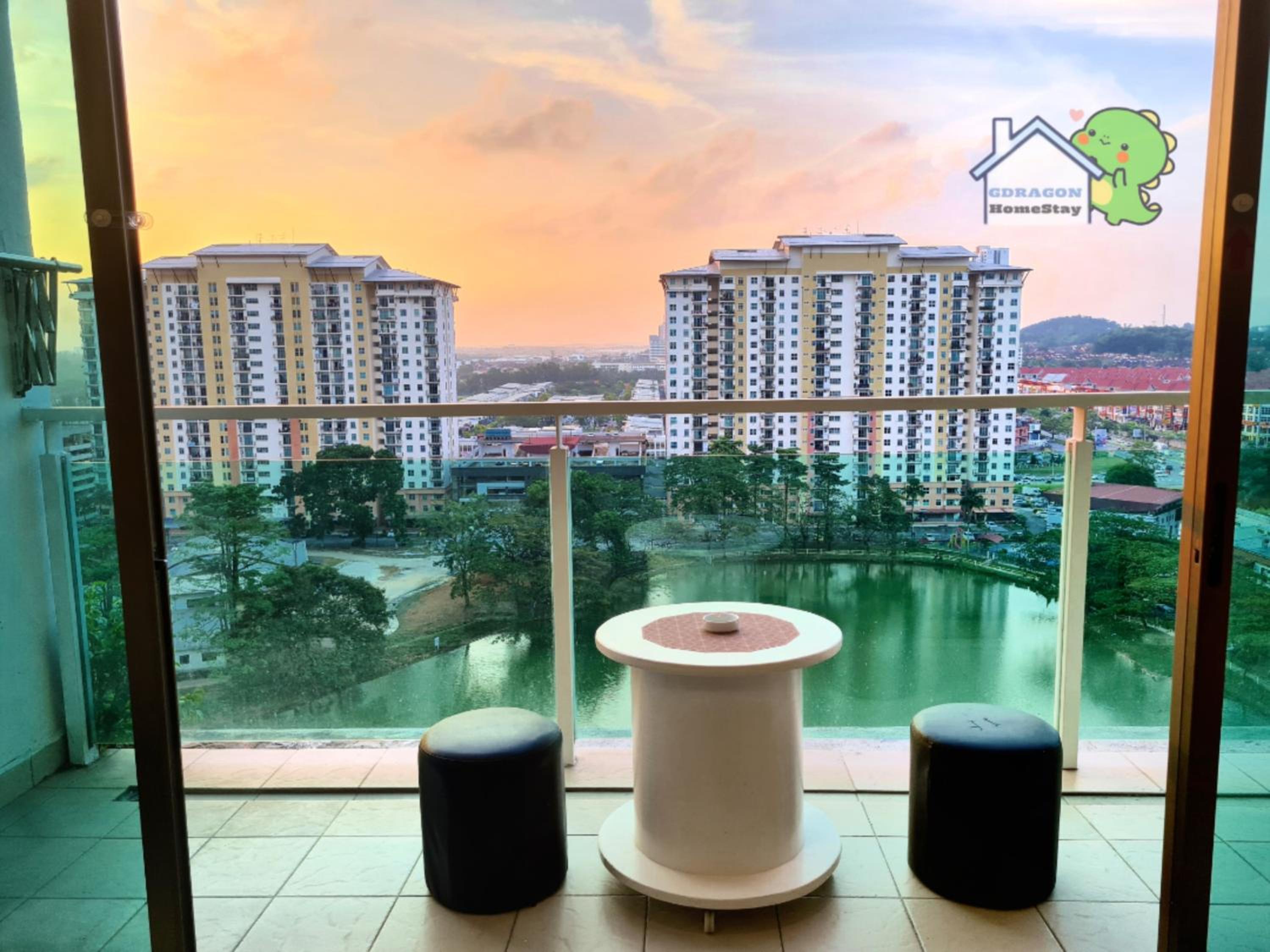Palazio 3 bedroom balcony lake view high floor by GDRAGON HomeStay