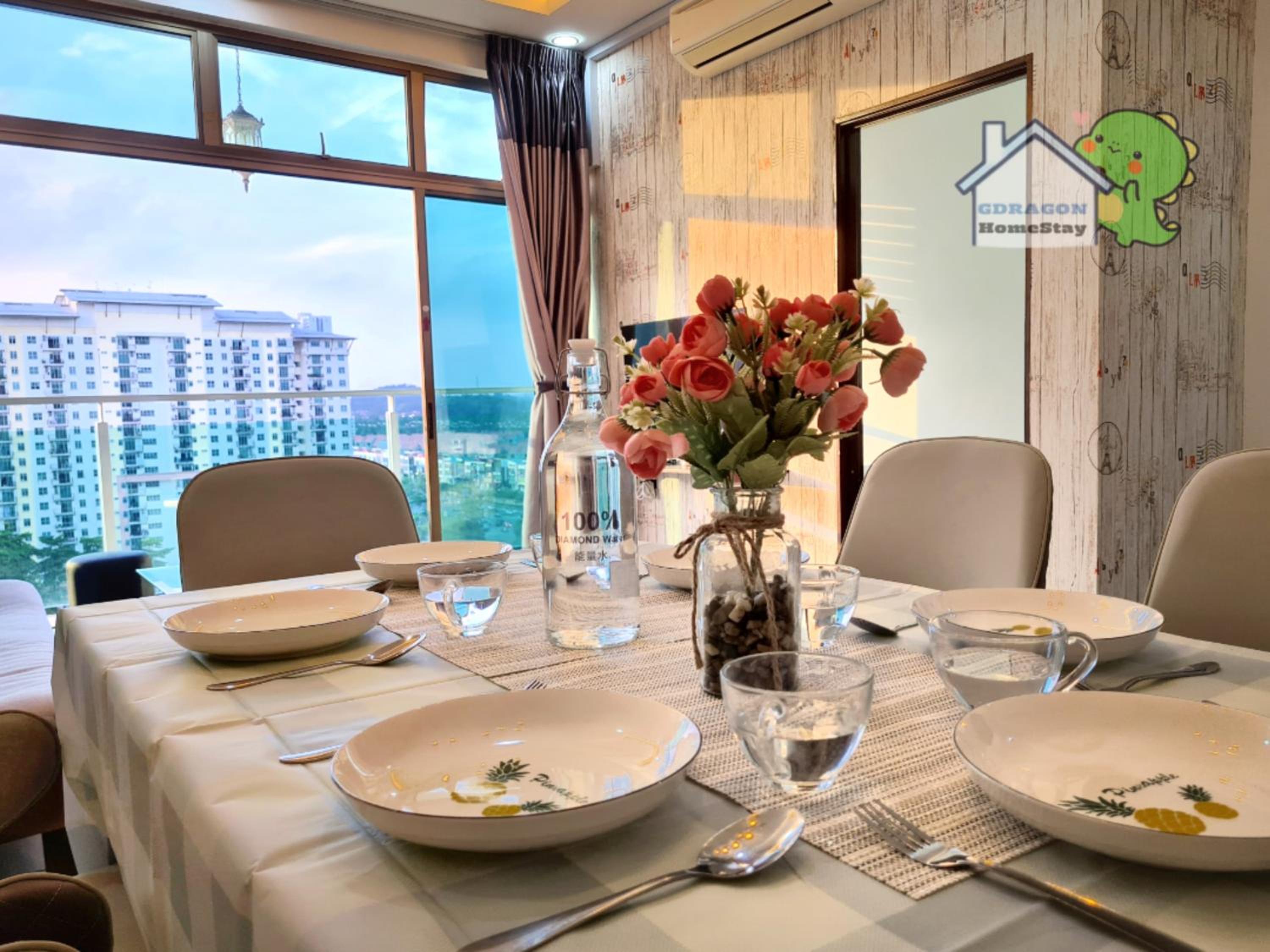 Palazio 3 bedroom balcony lake view high floor by GDRAGON HomeStay