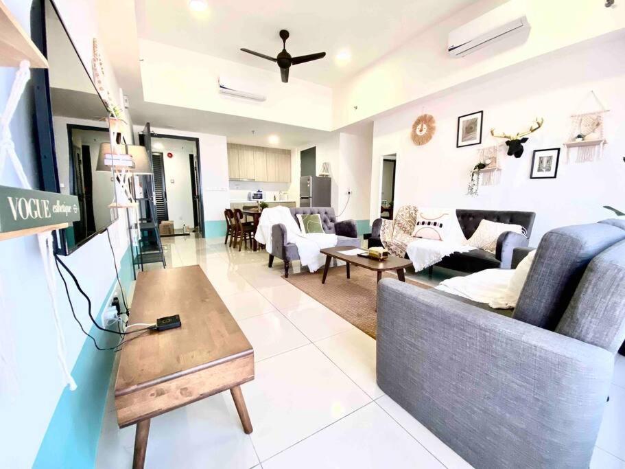Tropicana 218 Macalister #Top Floor #360 degree View #Local Eateries and convenient store #Infinity Pool #Georgetown #Near Island Hospital photo 8