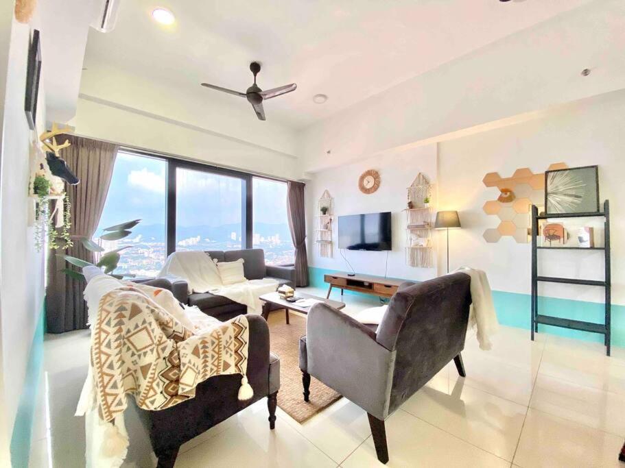 Tropicana 218 Macalister #Top Floor #360 degree View #Local Eateries and convenient store #Infinity Pool #Georgetown #Near Island Hospital photo 7