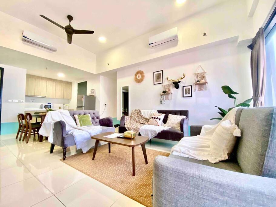 Tropicana 218 Macalister #Top Floor #360 degree View #Local Eateries and convenient store #Infinity Pool #Georgetown #Near Island Hospital photo 6