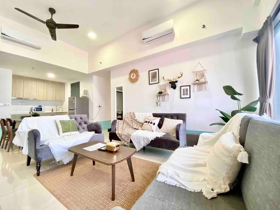 Tropicana 218 Macalister #Top Floor #360 degree View #Local Eateries and convenient store #Infinity Pool #Georgetown #Near Island Hospital photo 4