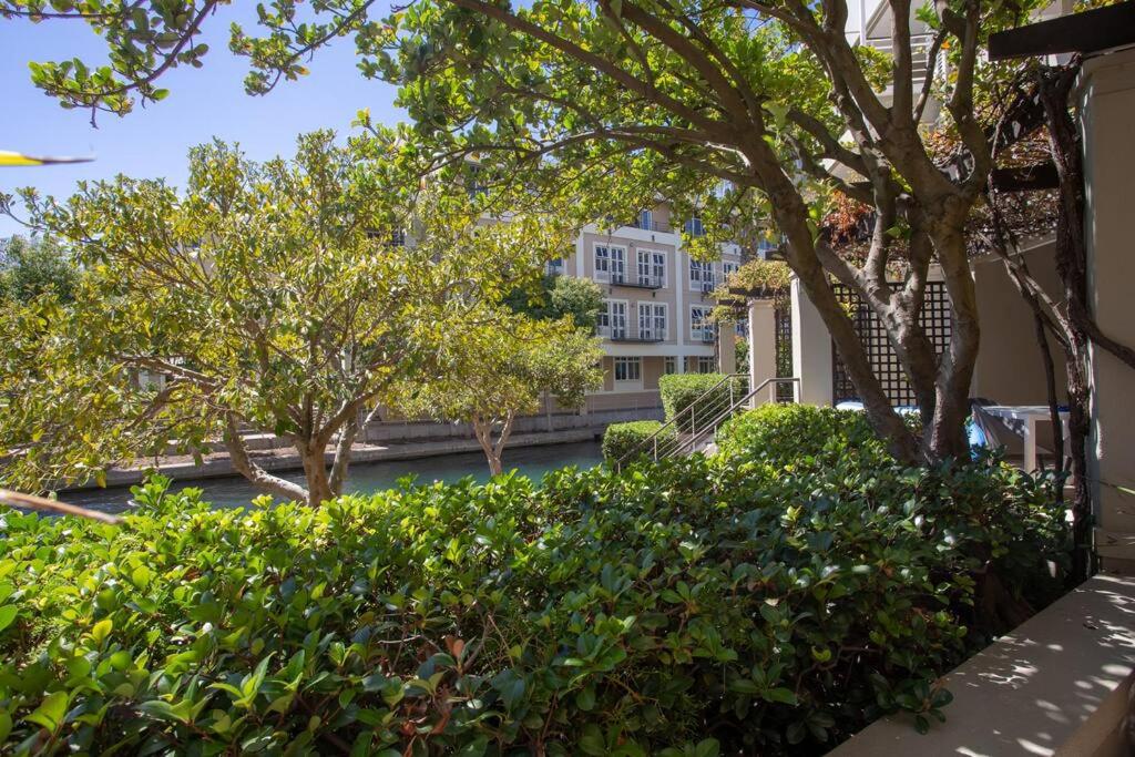 Luxury Waterfront Canals Apartment view 4