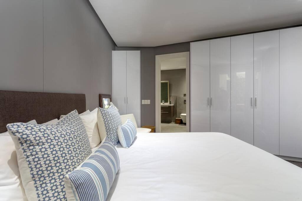 Luxury Waterfront Canals Apartment view 5