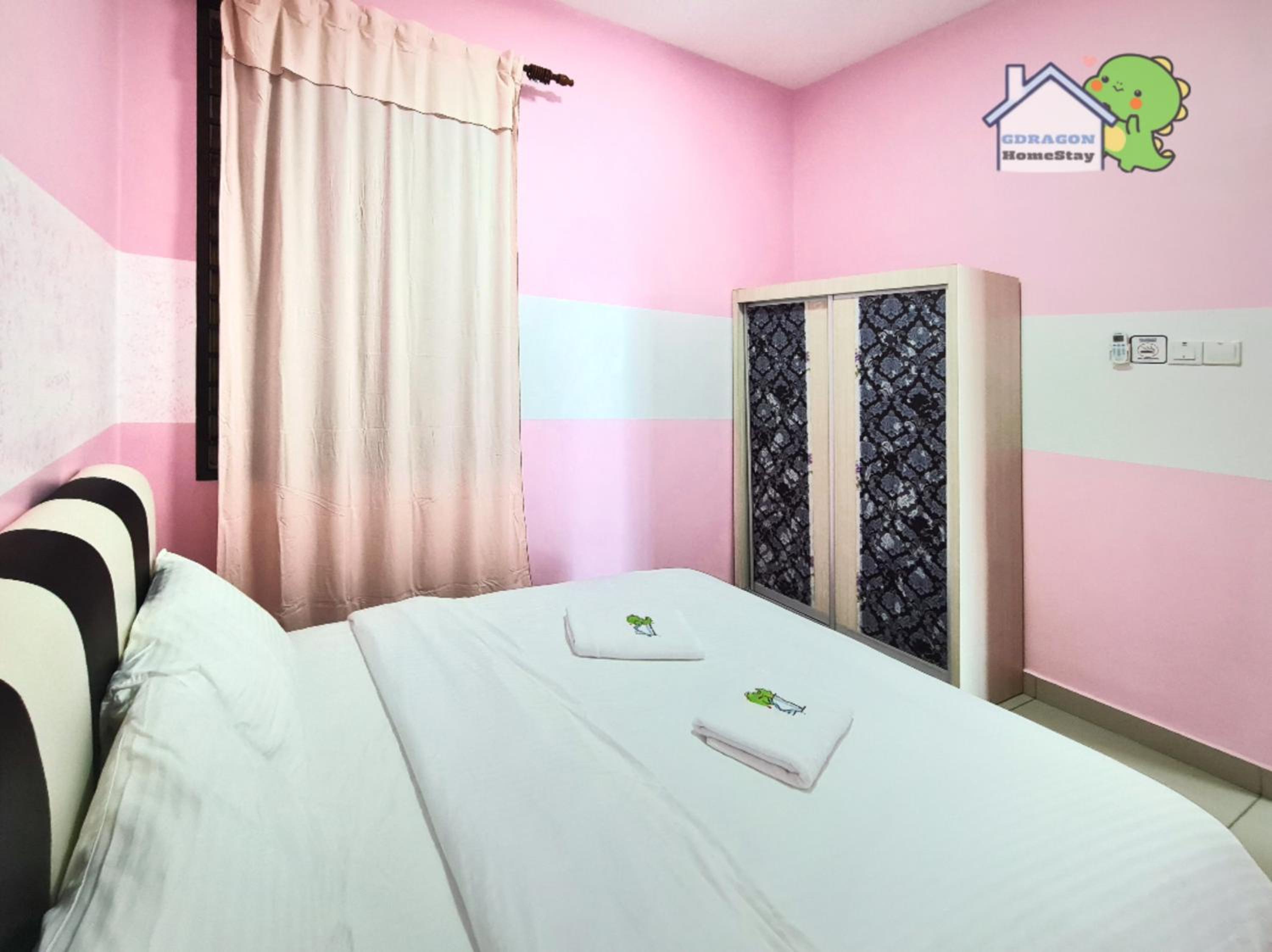 Palazio 3 bedroom balcony lake view high floor by GDRAGON HomeStay