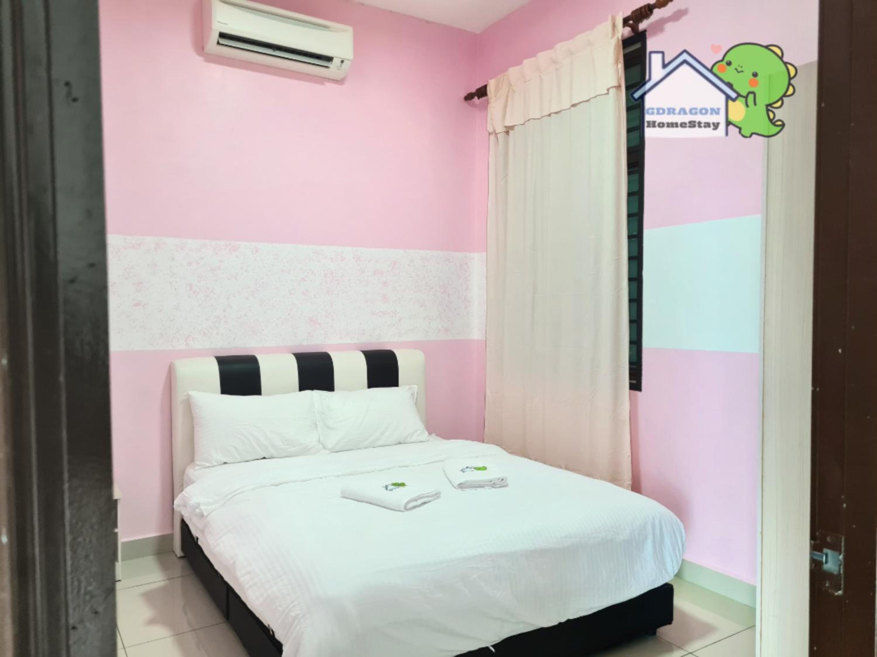 Palazio 3 bedroom balcony lake view high floor by GDRAGON HomeStay