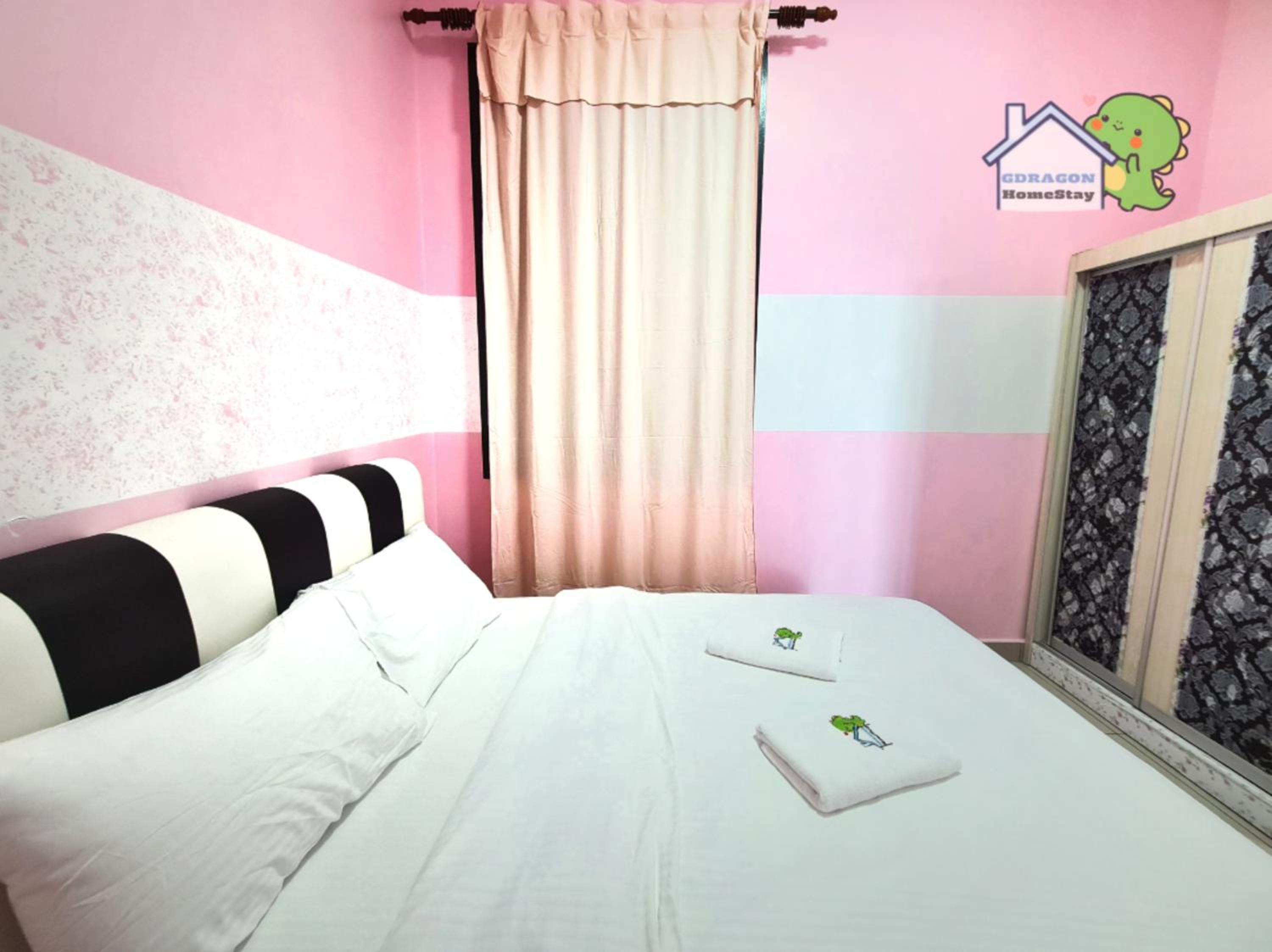 Palazio 3 bedroom balcony lake view high floor by GDRAGON HomeStay