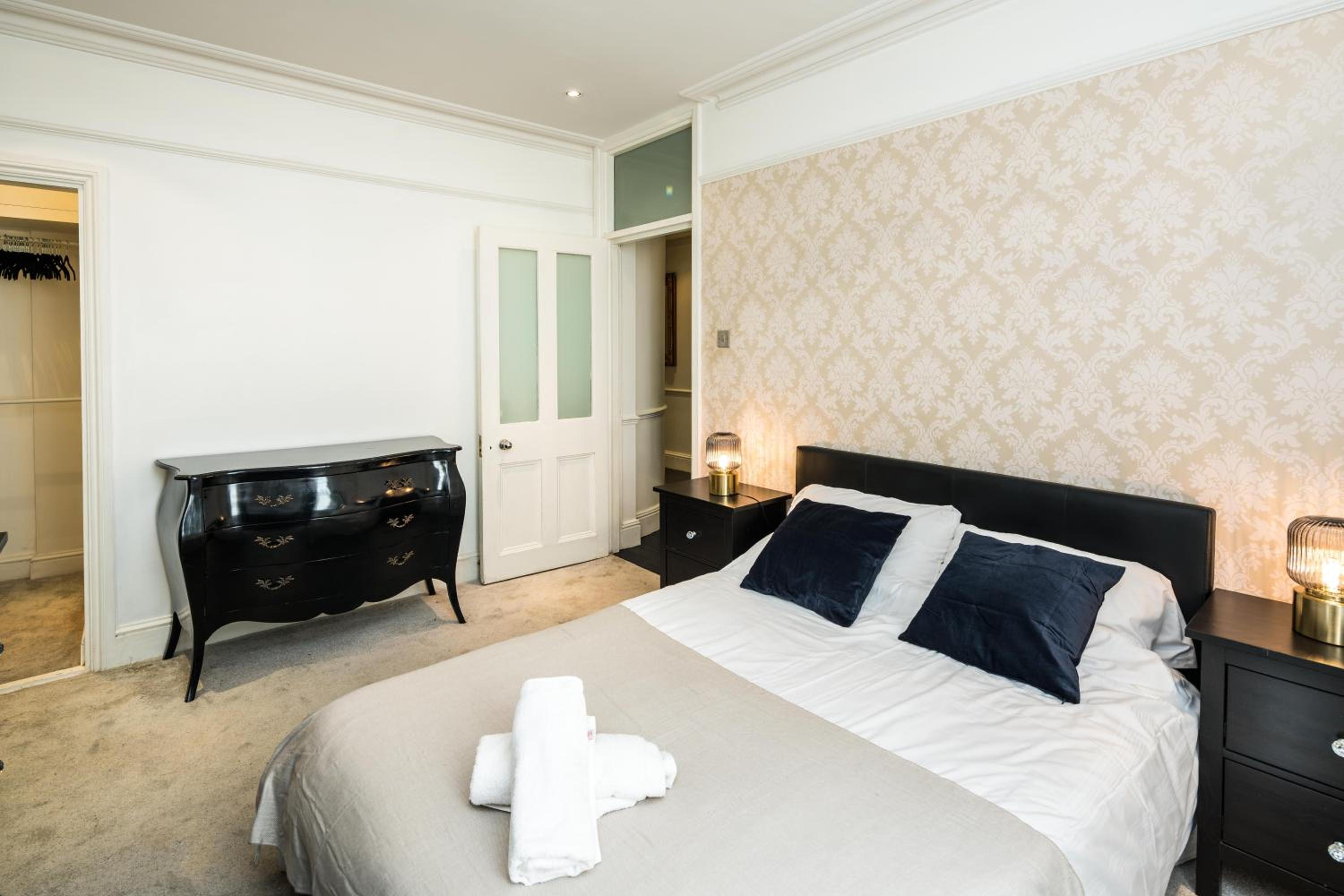 Spacious 1 bedroom / Gloucester Road / Harrods