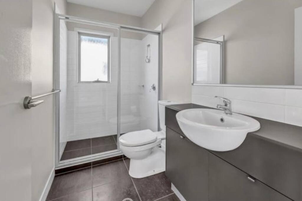 Self contained guest house Gold Coast - sleeps max 4