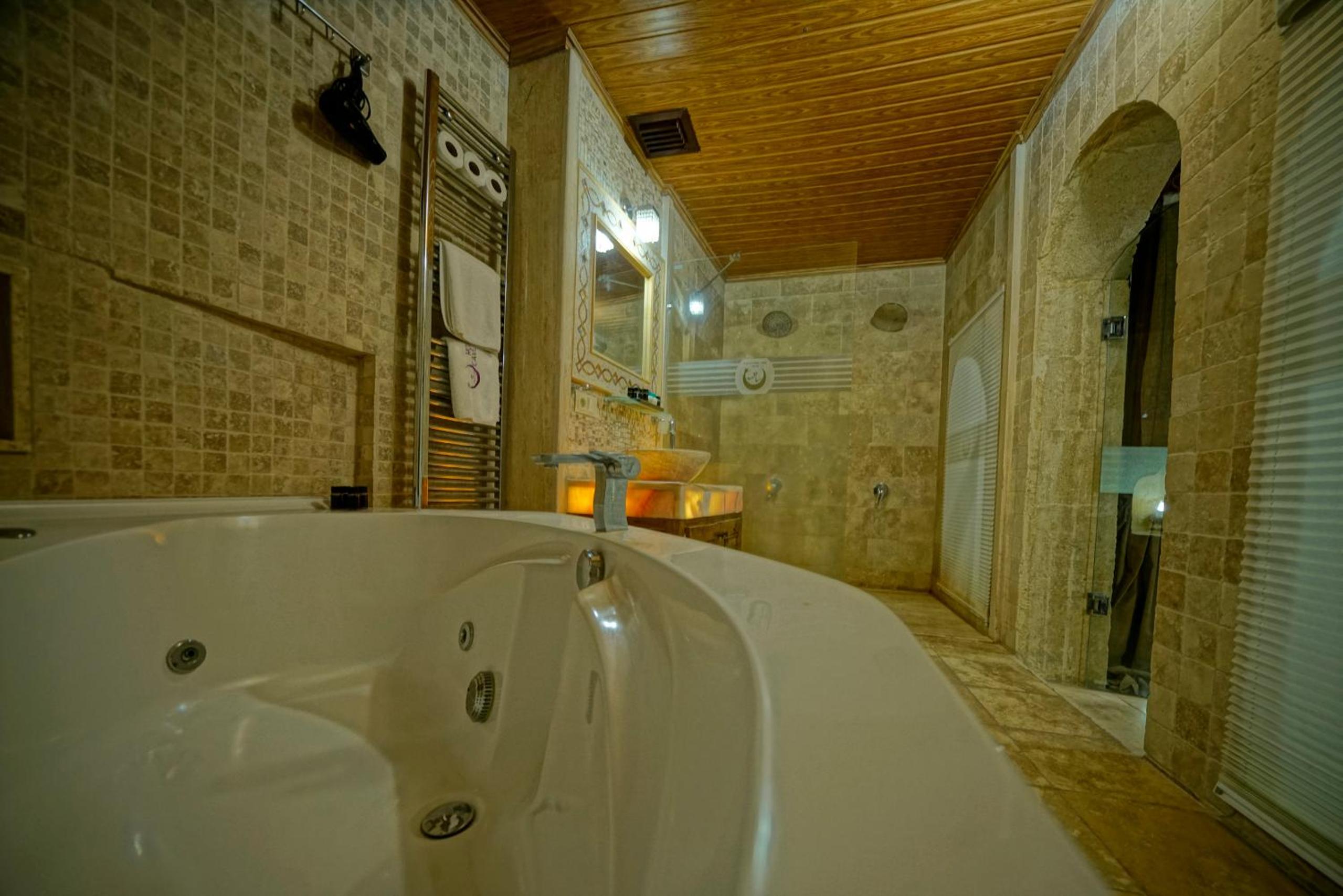 Holiday Cave Hotel - Image 193