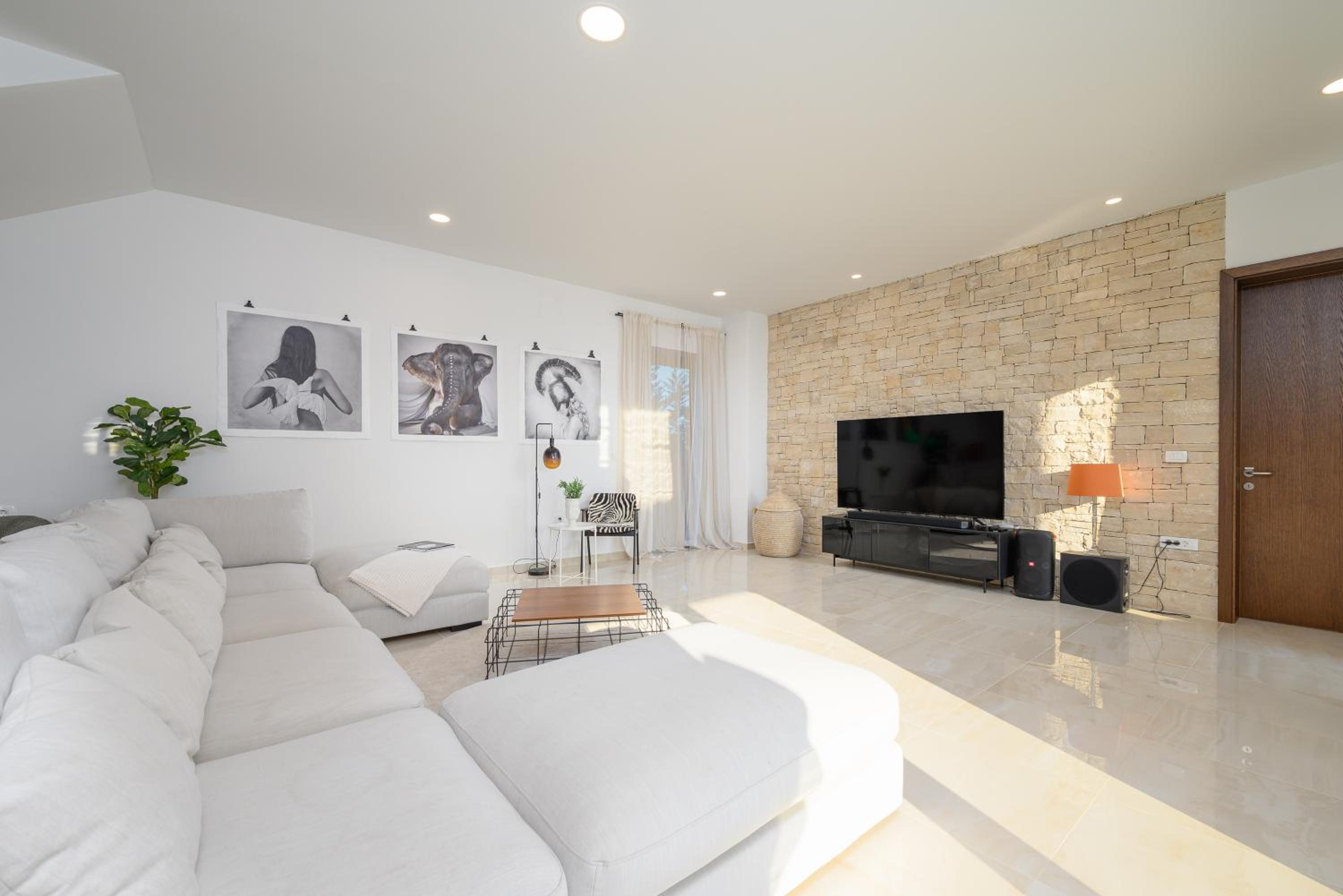 Villa Linnelle seaview- Rovinj, heated pool view 2