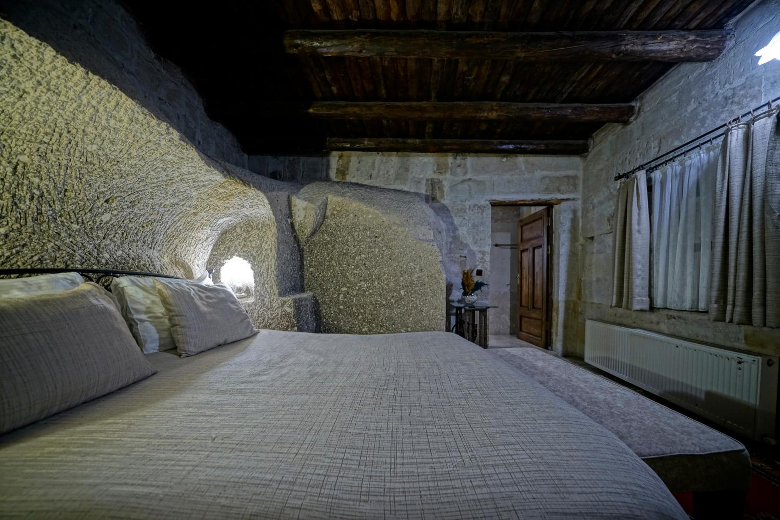 Holiday Cave Hotel - Image 237