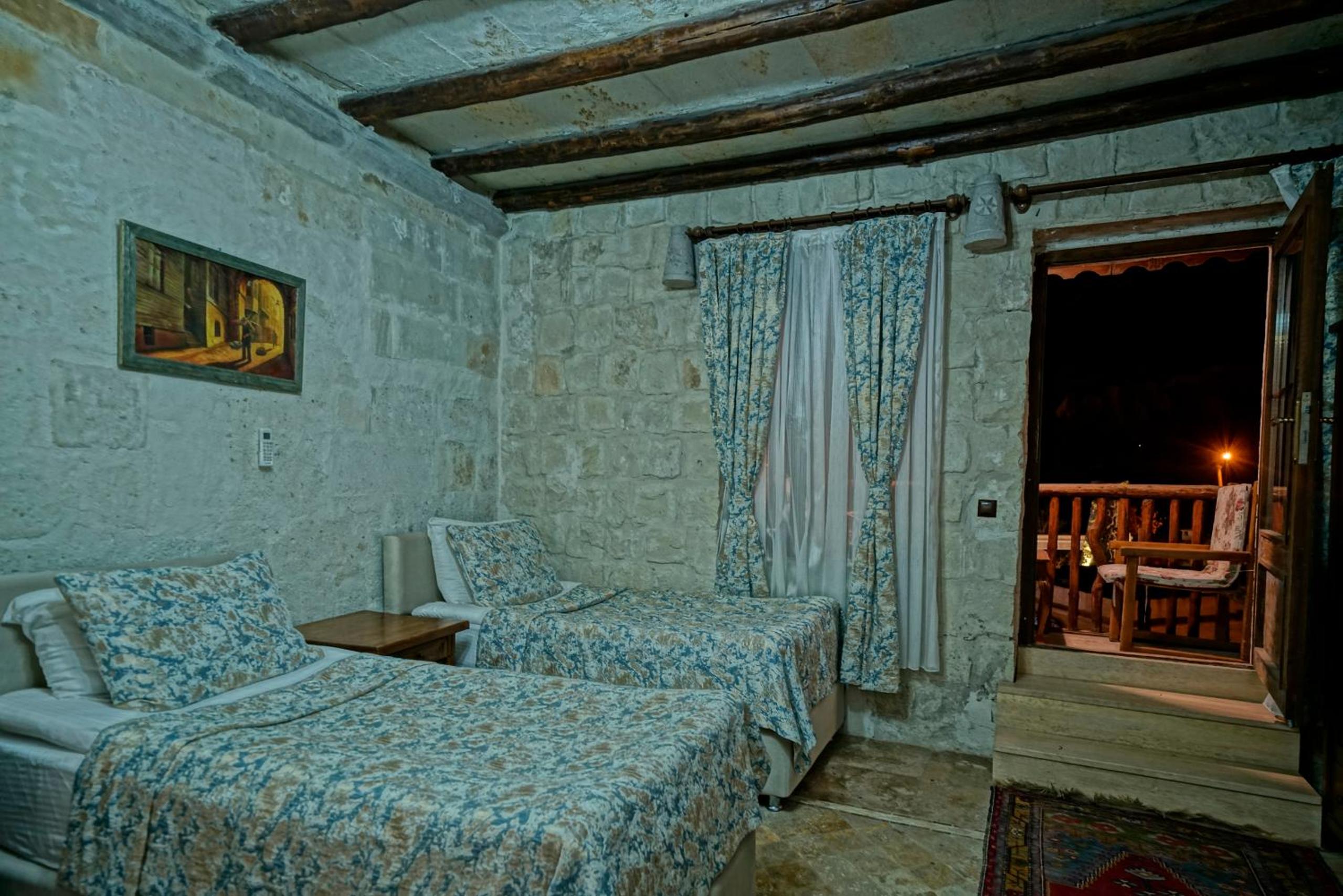 Holiday Cave Hotel - Image 64