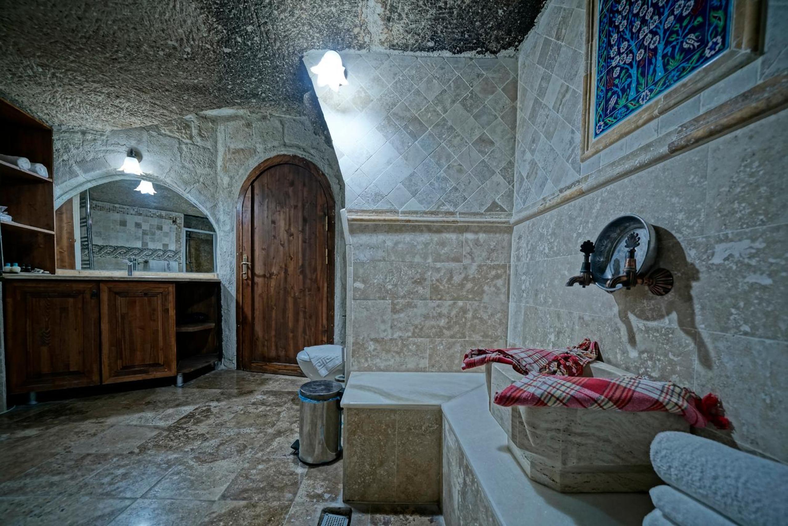 Holiday Cave Hotel - Image 252