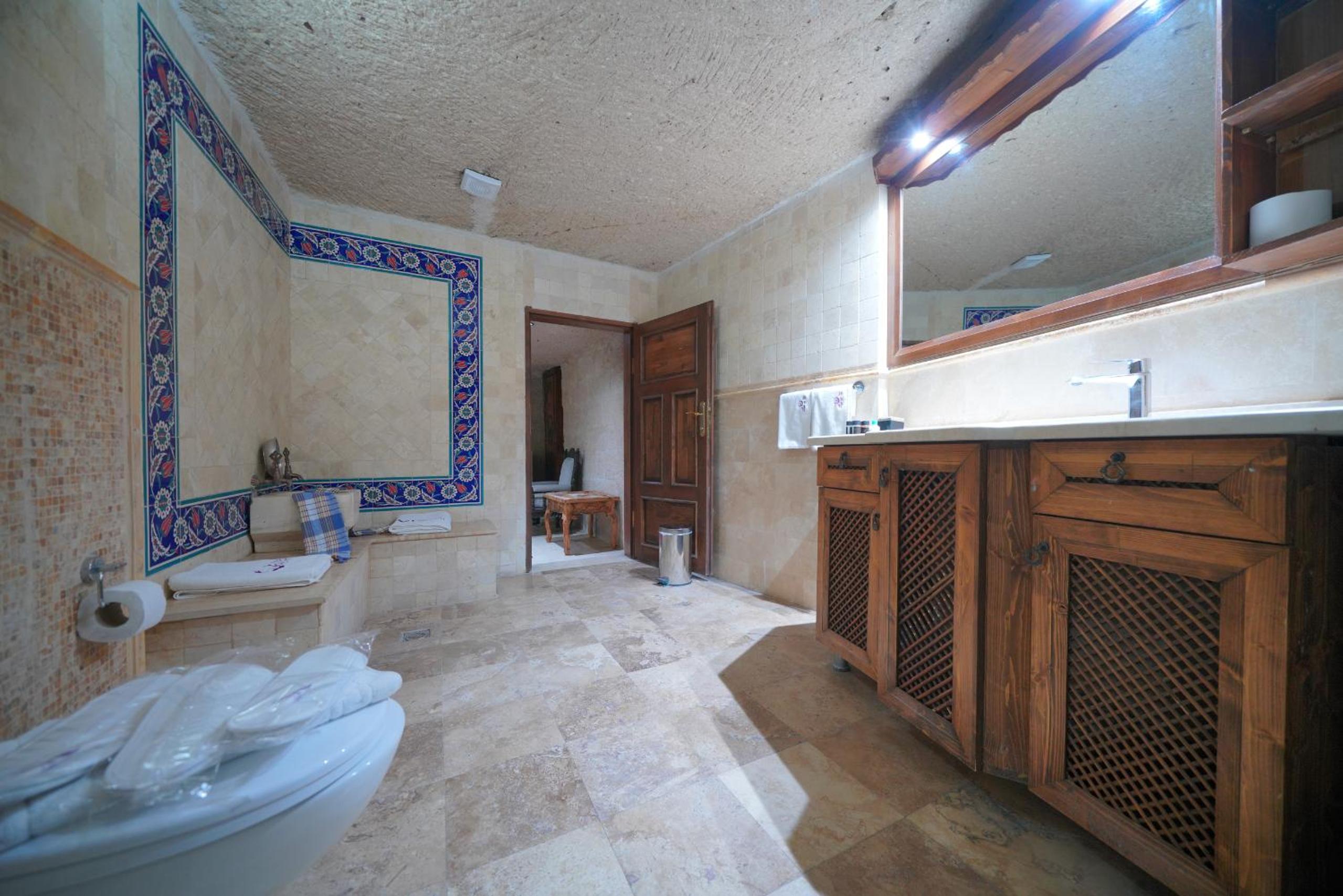 Holiday Cave Hotel - Image 112
