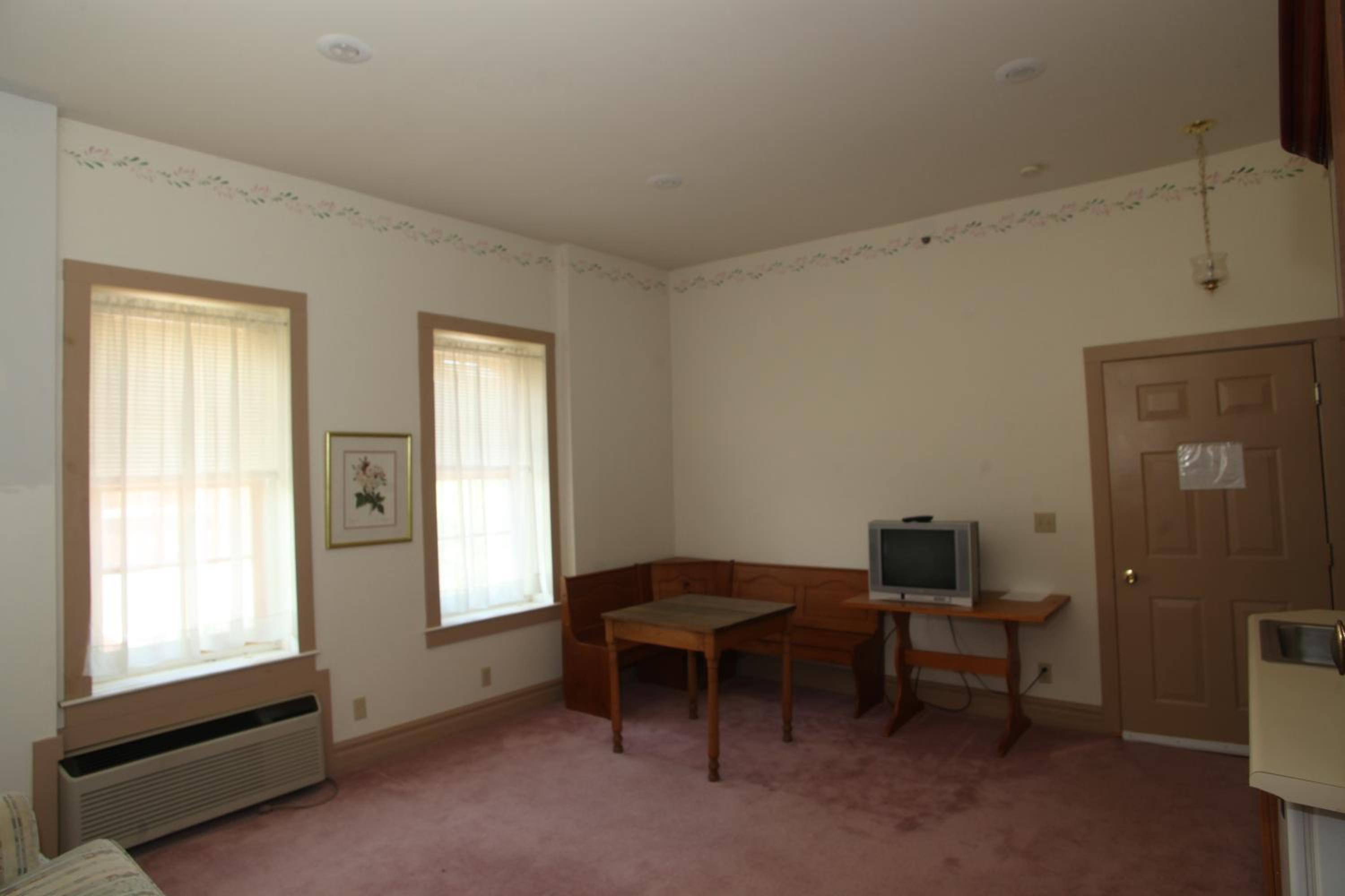 Oak Valley Inn and Suites