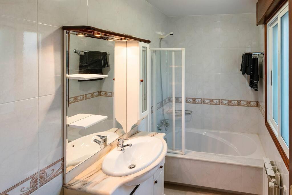Casa Bella Lalin- 4 Double bedroom Galician Country Home! view 2