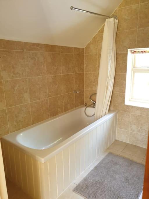 Beautiful cottage in Brentwood view 3