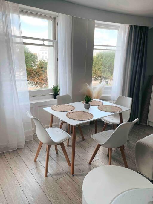 Brighton Apartment by Pier view 2