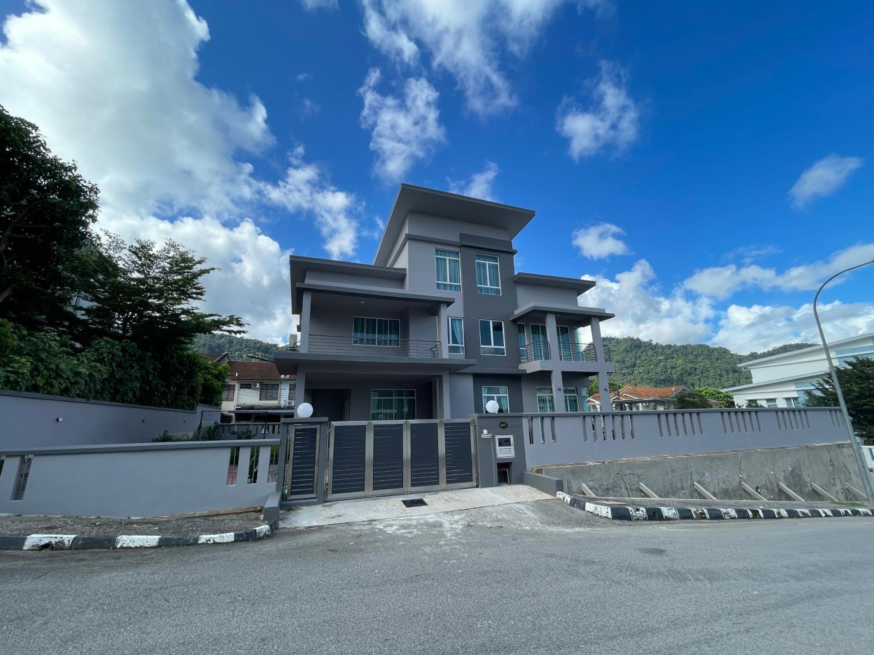 Private Pool Retreat, Langkawi Villa w/ Karaoke by Zervin photo 4