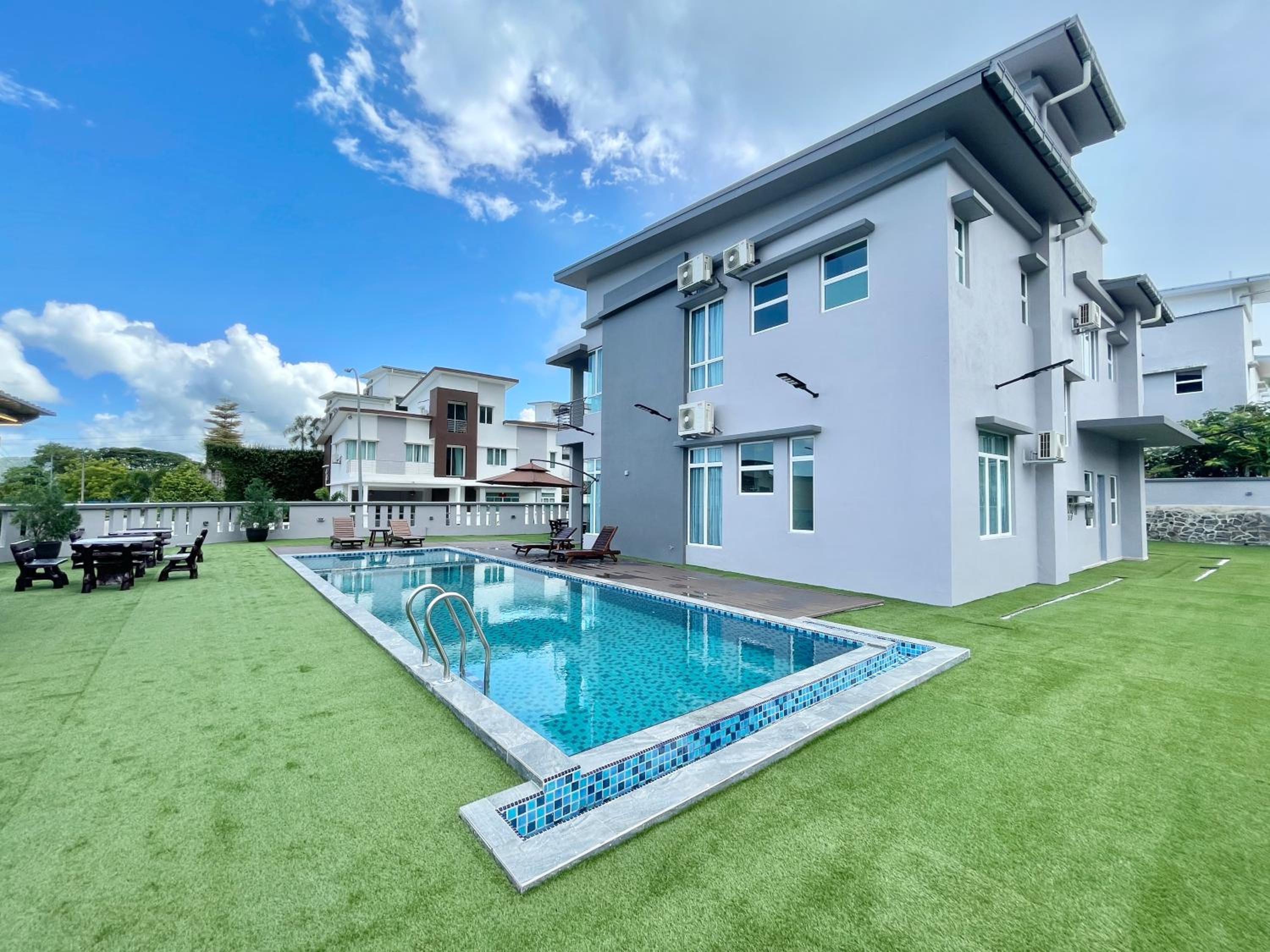 Private Pool Retreat, Langkawi Villa w/ Karaoke by Zervin photo 7